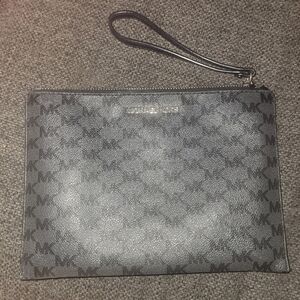 MICHAEL KORS CLUTCH